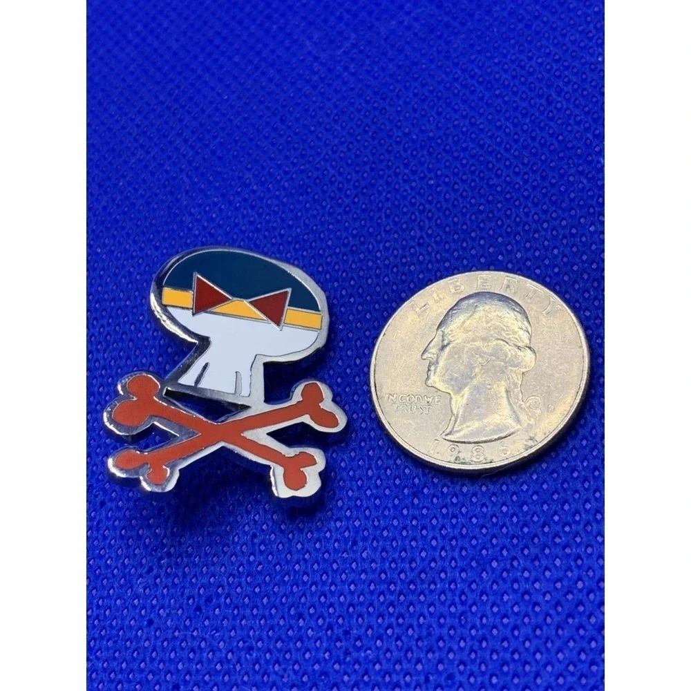 2014 Donald Duck Skull crossbones Pin Hidden Mickey Pirates